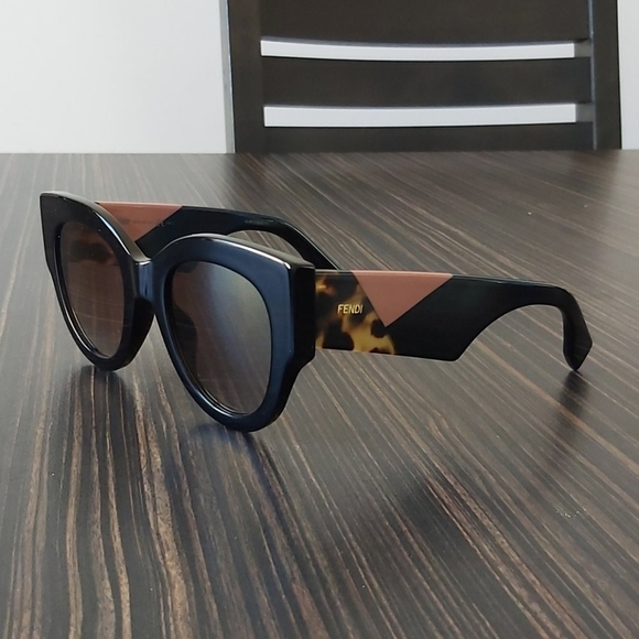SOLD Authentic Fendi sunglasses - Picture 5 of 12